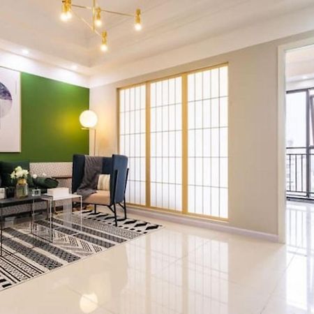 Wuhan Hongshan-Guanggu Square- Locals Apartment 00157650 Экстерьер фото